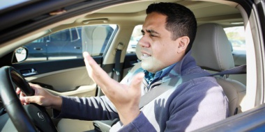 ¿Por qué los conductores de coches caros respetan menos las normas?